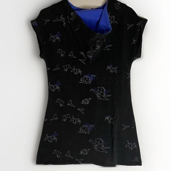 Twik by Simons Women’s Origami Bird Print Black hooded Tshirt w Blue Accents M - Picture 2 of 7